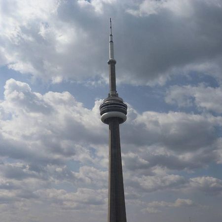 Aaira Suites Cn Tower View Toronto Exterior photo