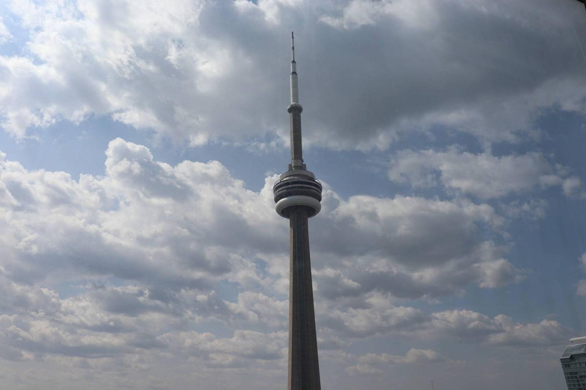 Aaira Suites Cn Tower View Toronto Exterior photo