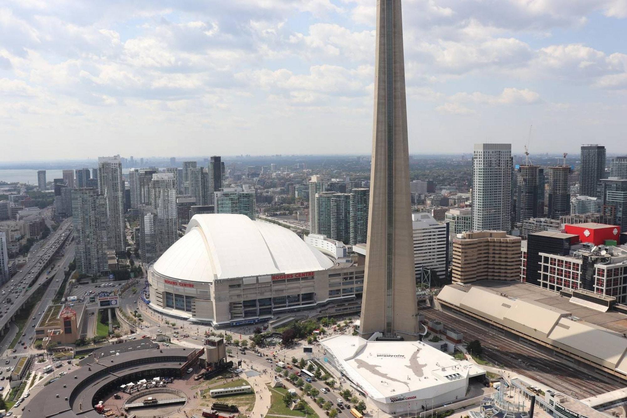 Aaira Suites Cn Tower View Toronto Exterior photo